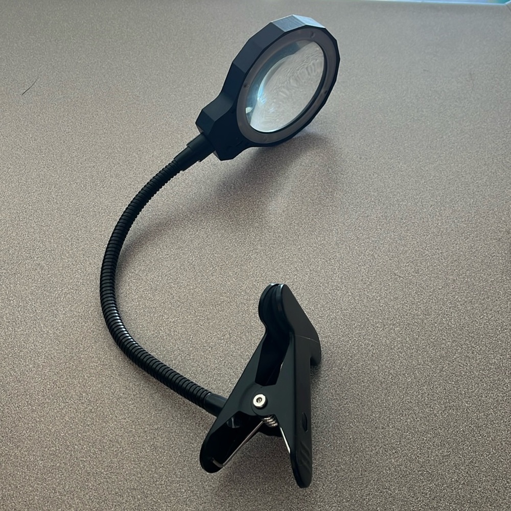 Magnifying desk lamp